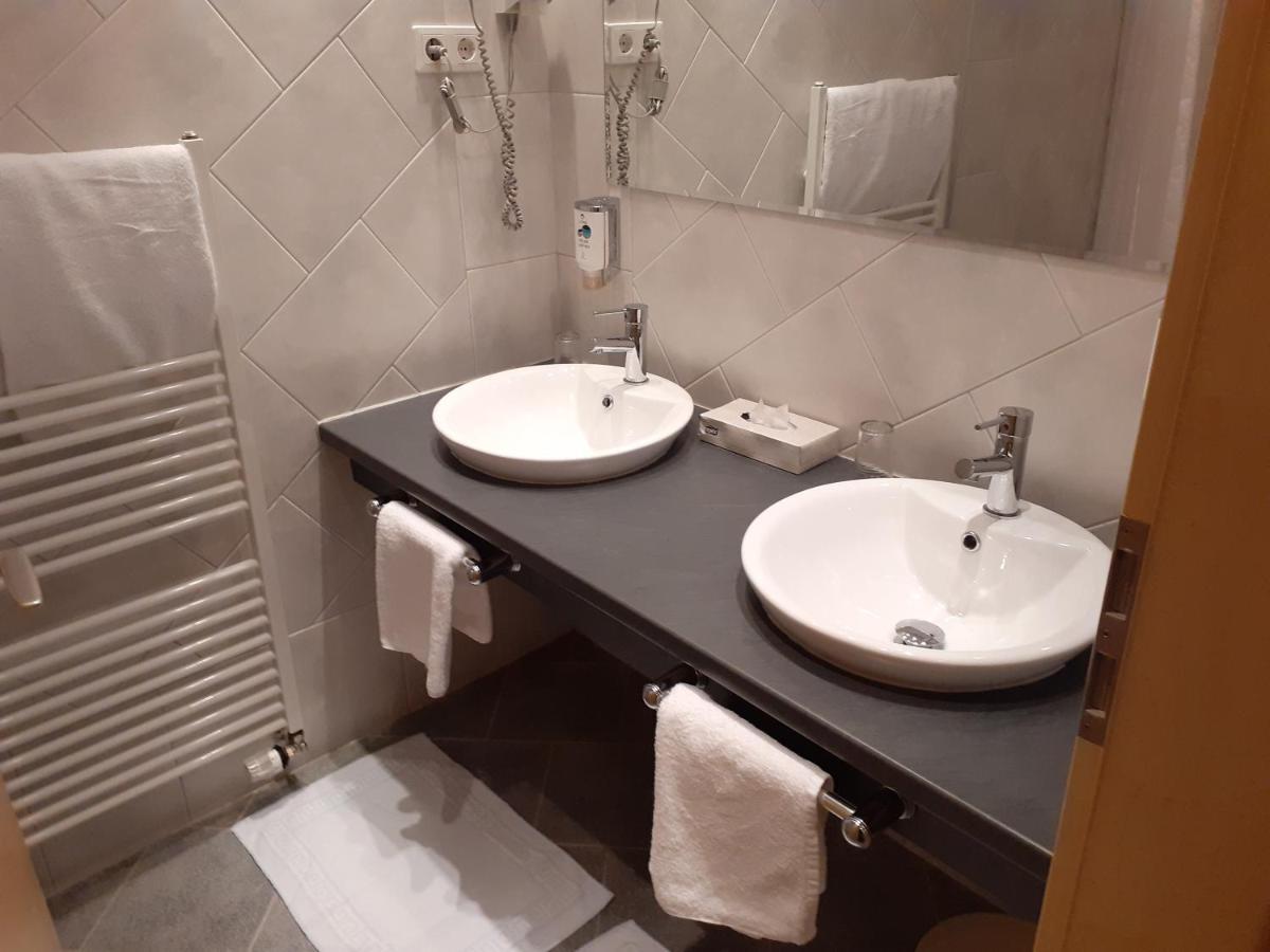 Land-Gut-Hotel Zum Alten Forsthaus - Aufladestation Fuer Elektroautos Hürtgenwald Dış mekan fotoğraf